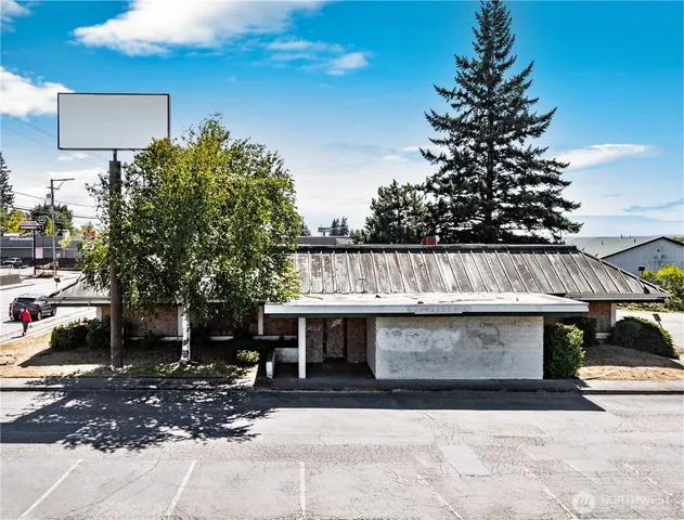 a view of a car park in front of house