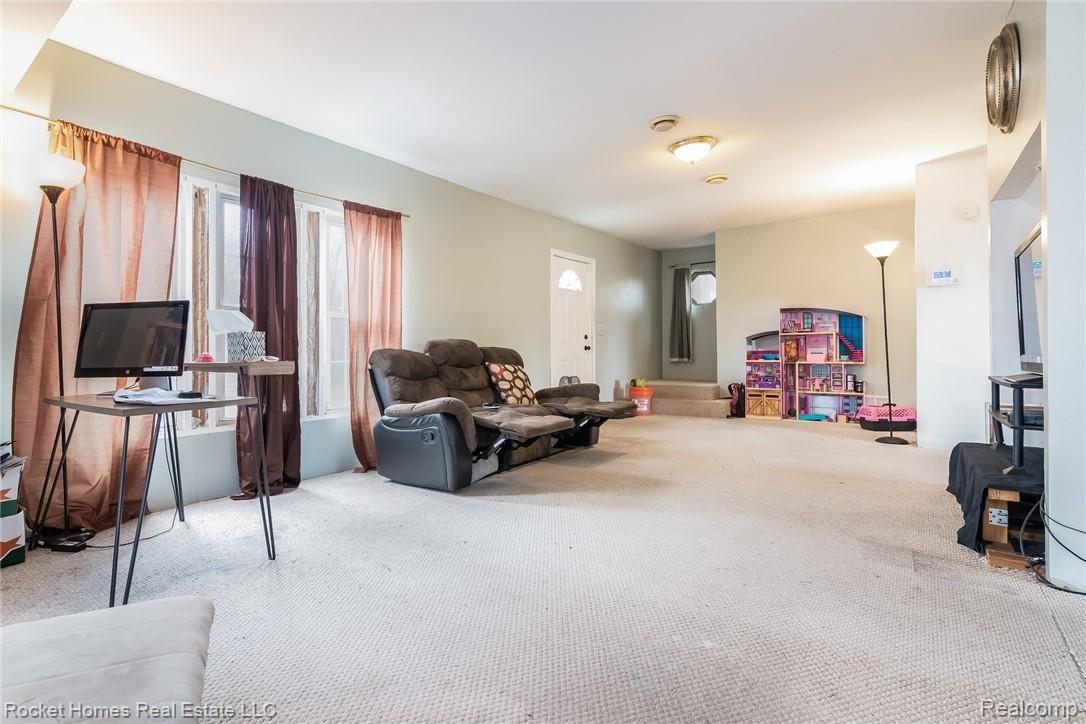 18531 Common Road Roseville, MI 48066 - Photo 4 of 27 003-photo-living-room-6632691.jpg
