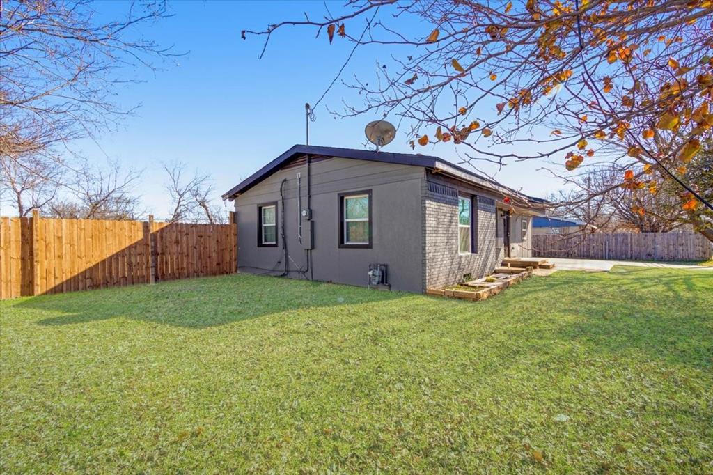 a view of a house with backyard and garden