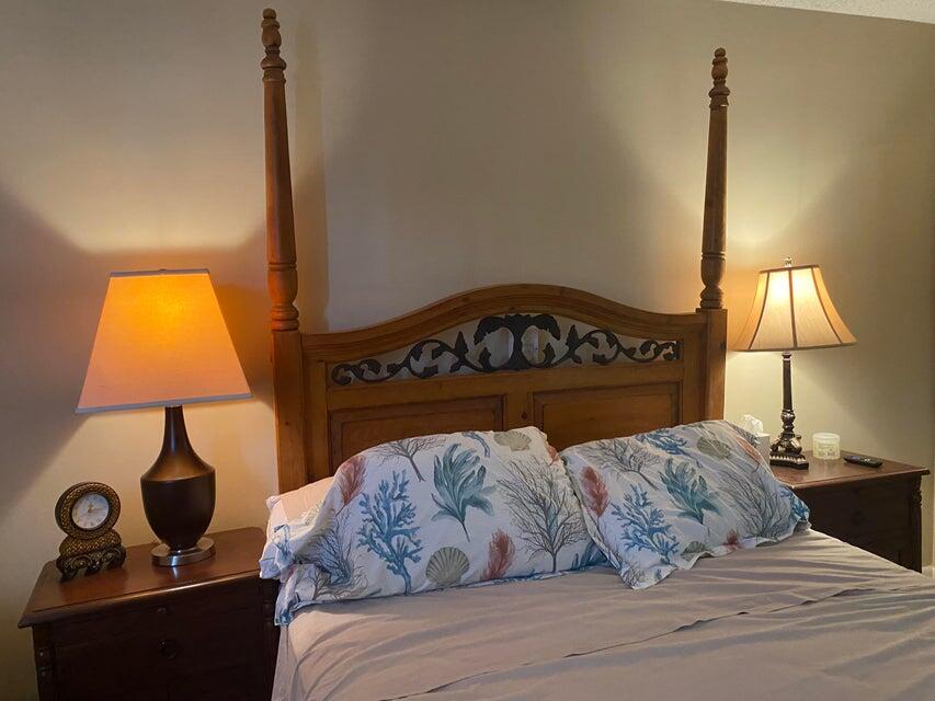 542 Normandy Lane Delray Beach, FL 33484 - Photo 17 of 32 a bedroom with a bed and a lamp