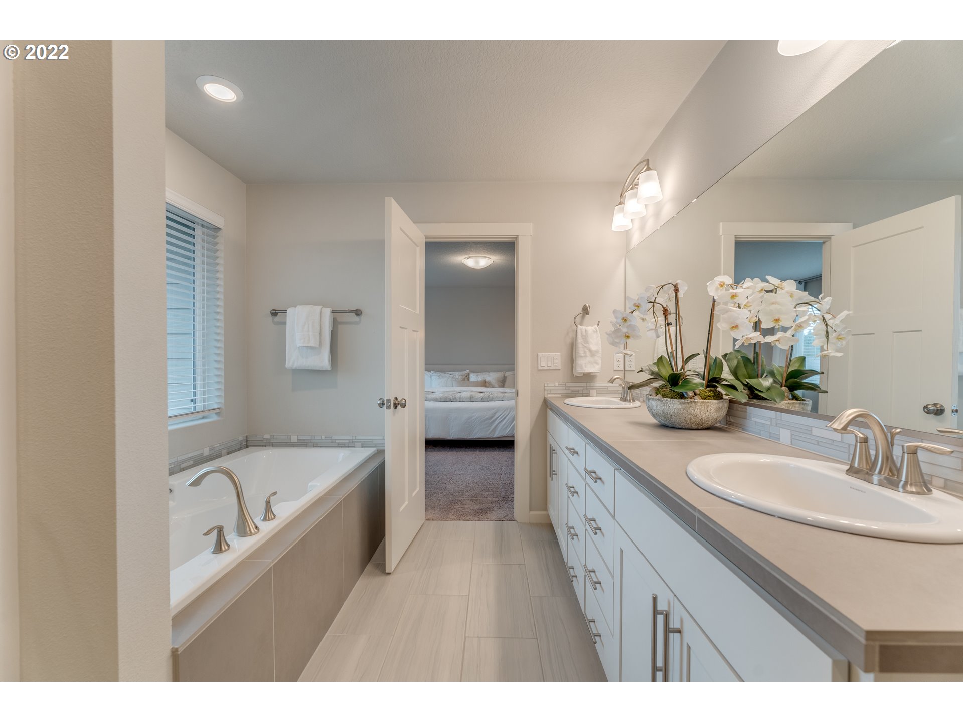 13305 Northeast 114th Way Brush Prairie, WA 98606 - Photo 23 of 31 a bathroom with a bathtub a double vanity sink and mirror