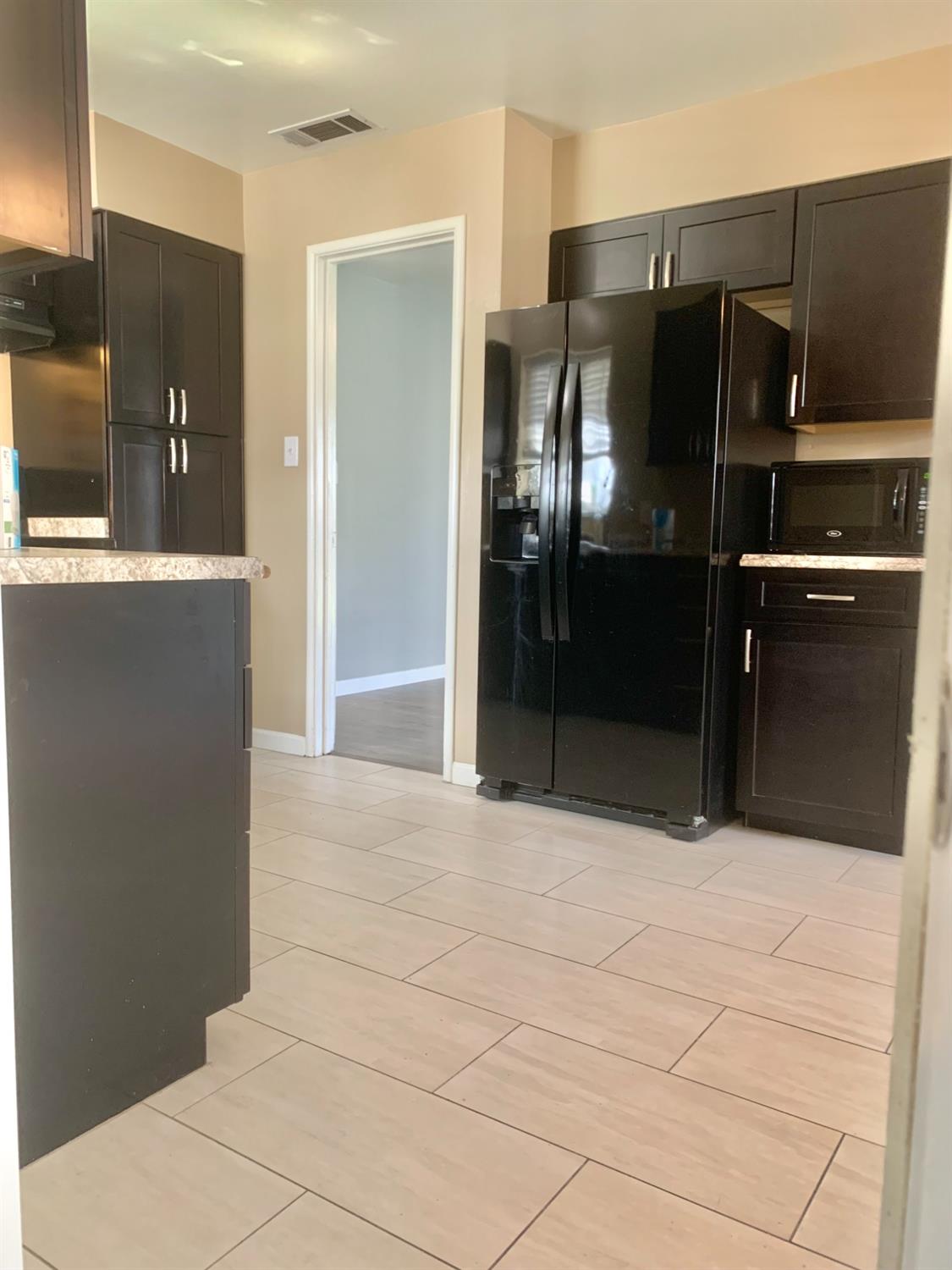 611 Rall Avenue Clovis, CA 93612 - Photo 3 of 31