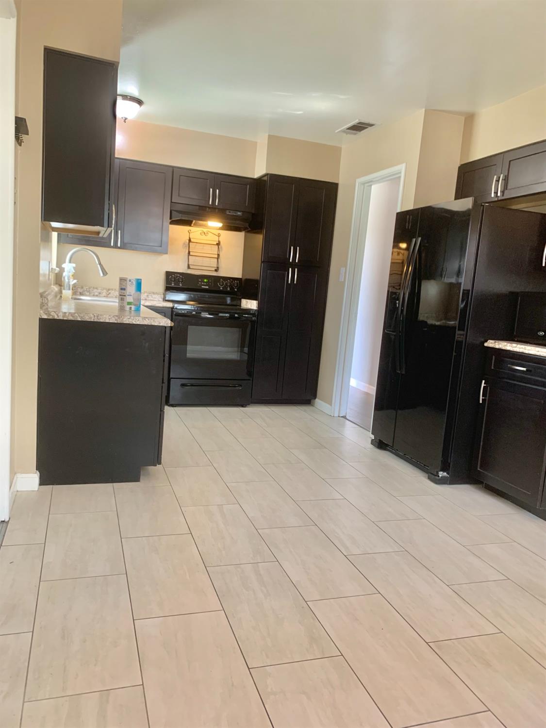 611 Rall Avenue Clovis, CA 93612 - Photo 4 of 31