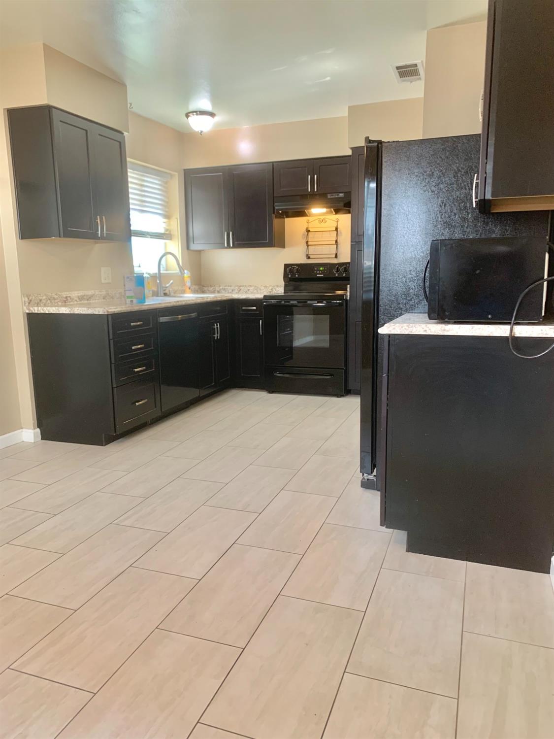 611 Rall Avenue Clovis, CA 93612 - Photo 5 of 31