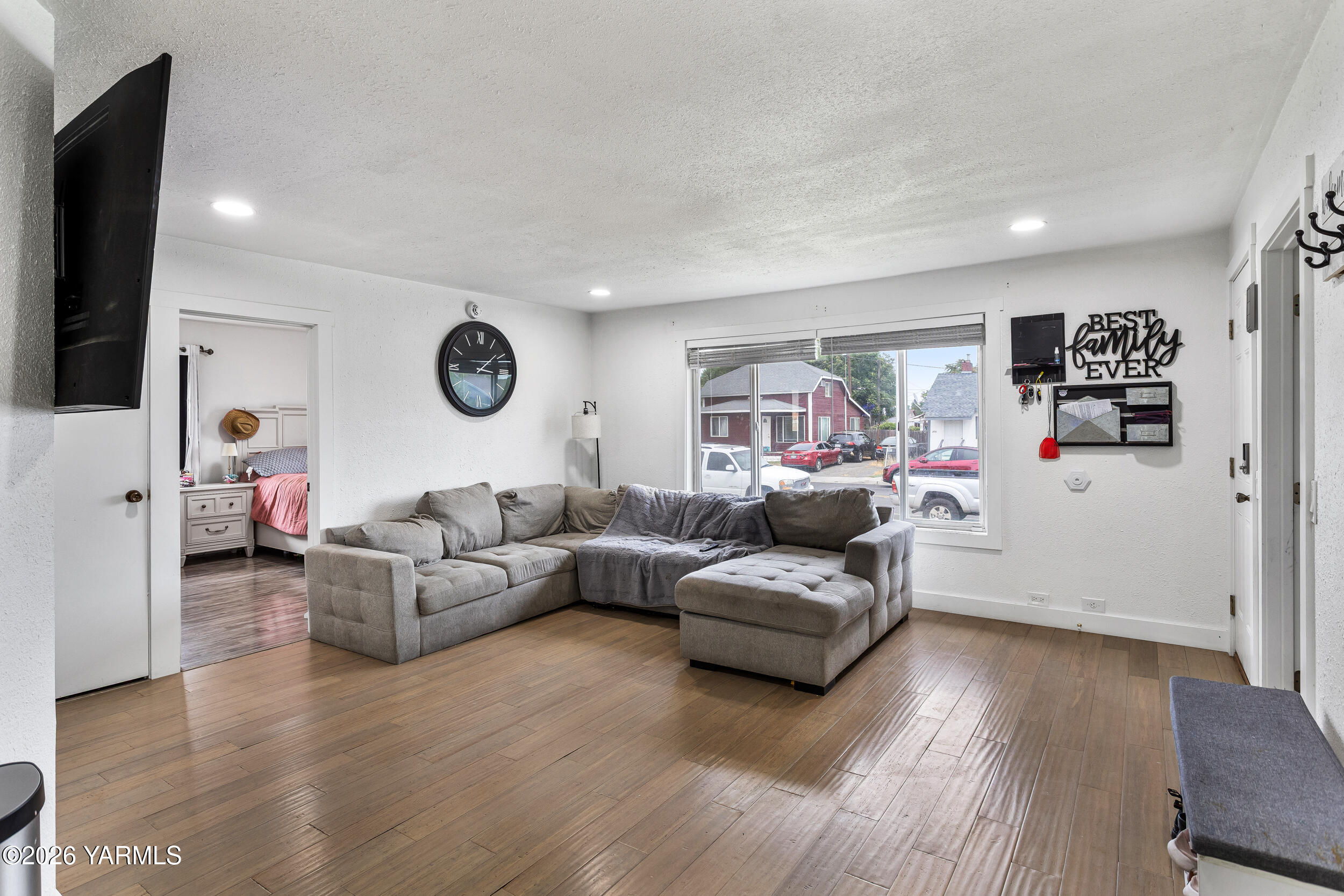 207 North F Street Toppenish, WA 98948 - Photo 7 of 21 Living area
