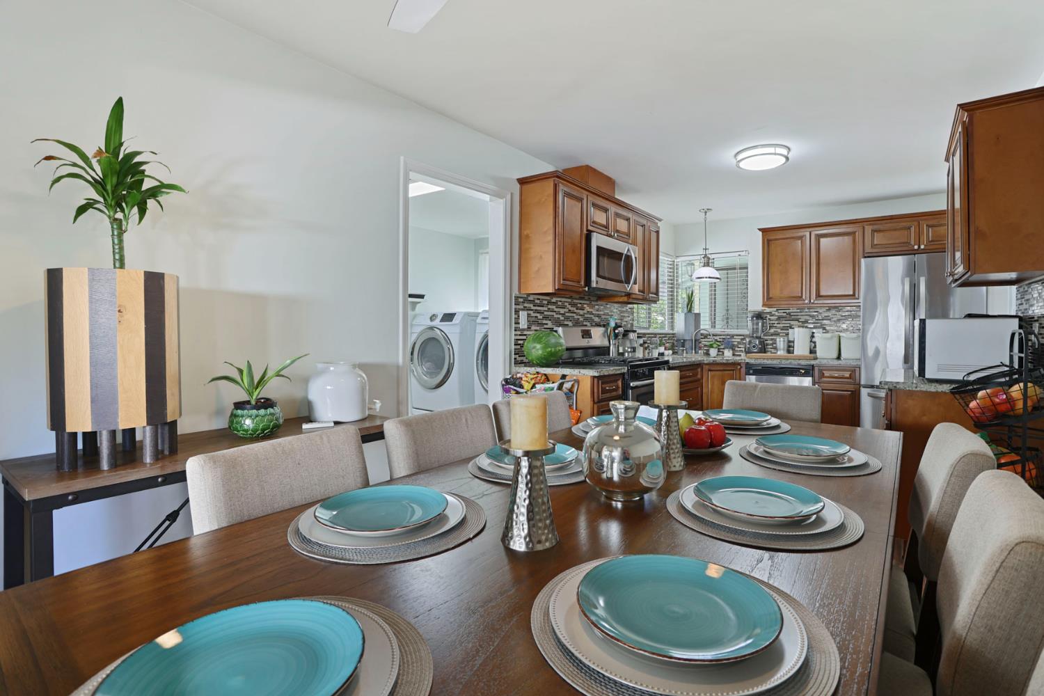 518 West Lincoln Road Stockton, CA 95207 - Photo 16 of 38 a dining room with furniture a rug and a potted plant