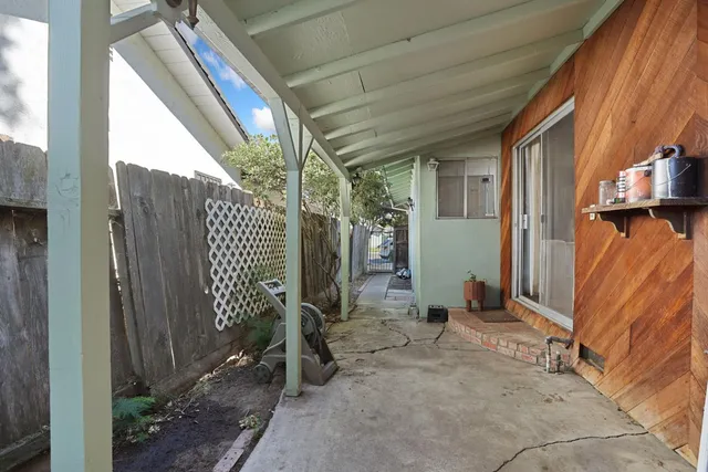 a view of a back yard