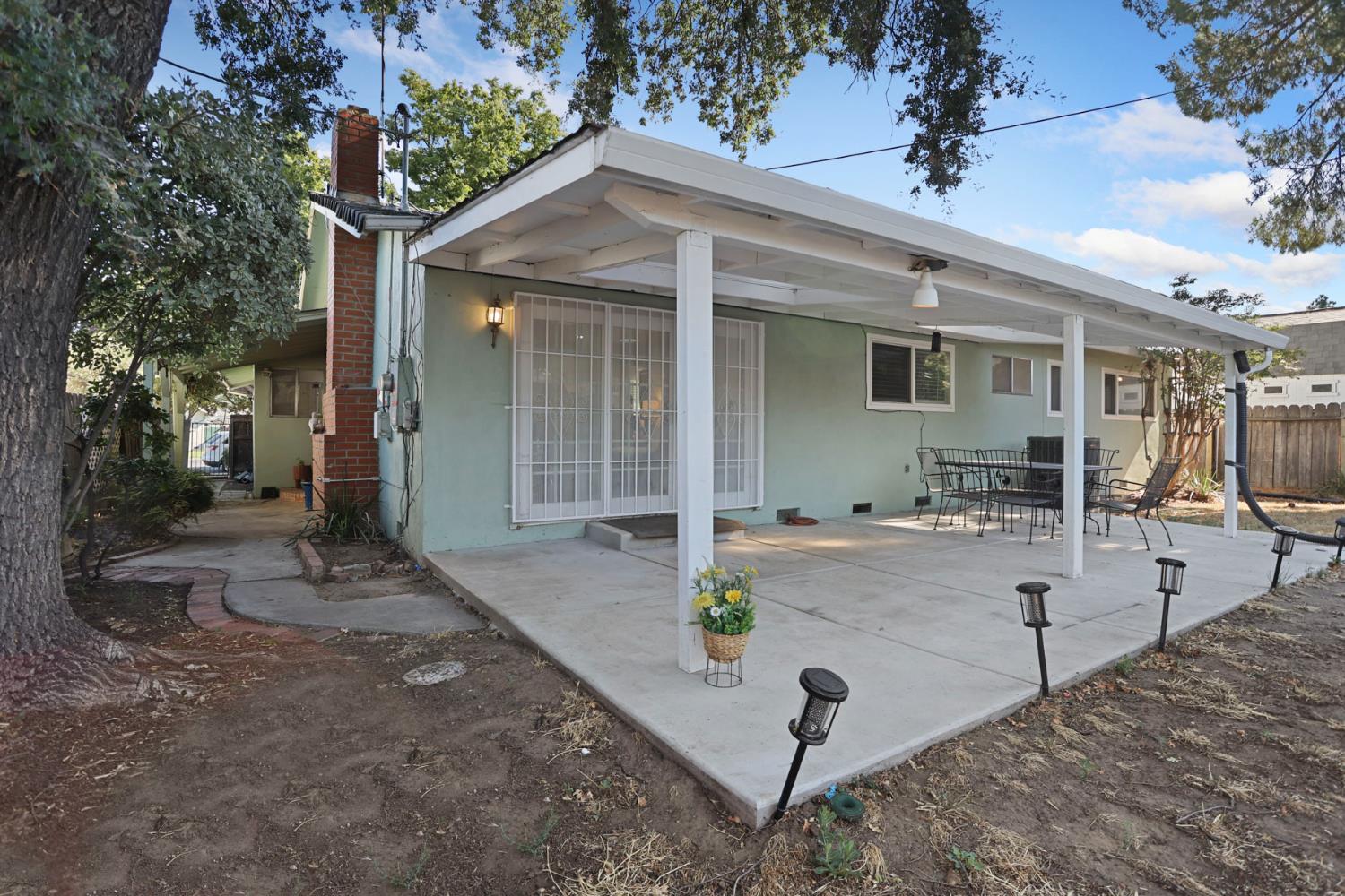 518 West Lincoln Road Stockton, CA 95207 - Photo 35 of 38 a view of a living room and kitchen