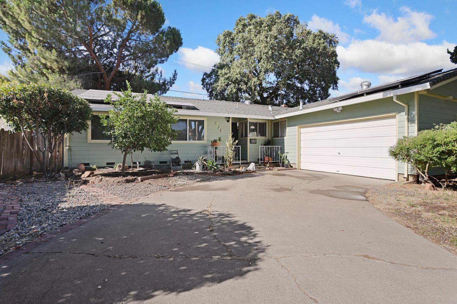 518 West Lincoln Road Stockton, CA 95207 - Photo 4 of 38 a row of palm trees in front of a house
