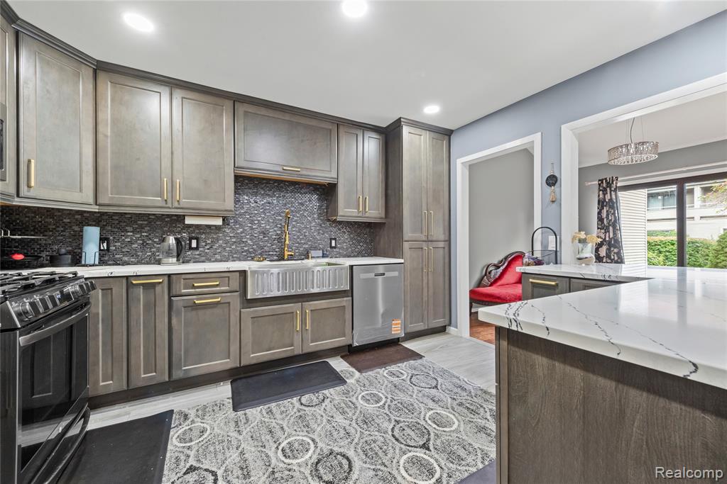 586 Ashley Circle Rochester Hills, MI 48307 - Photo 7 of 35