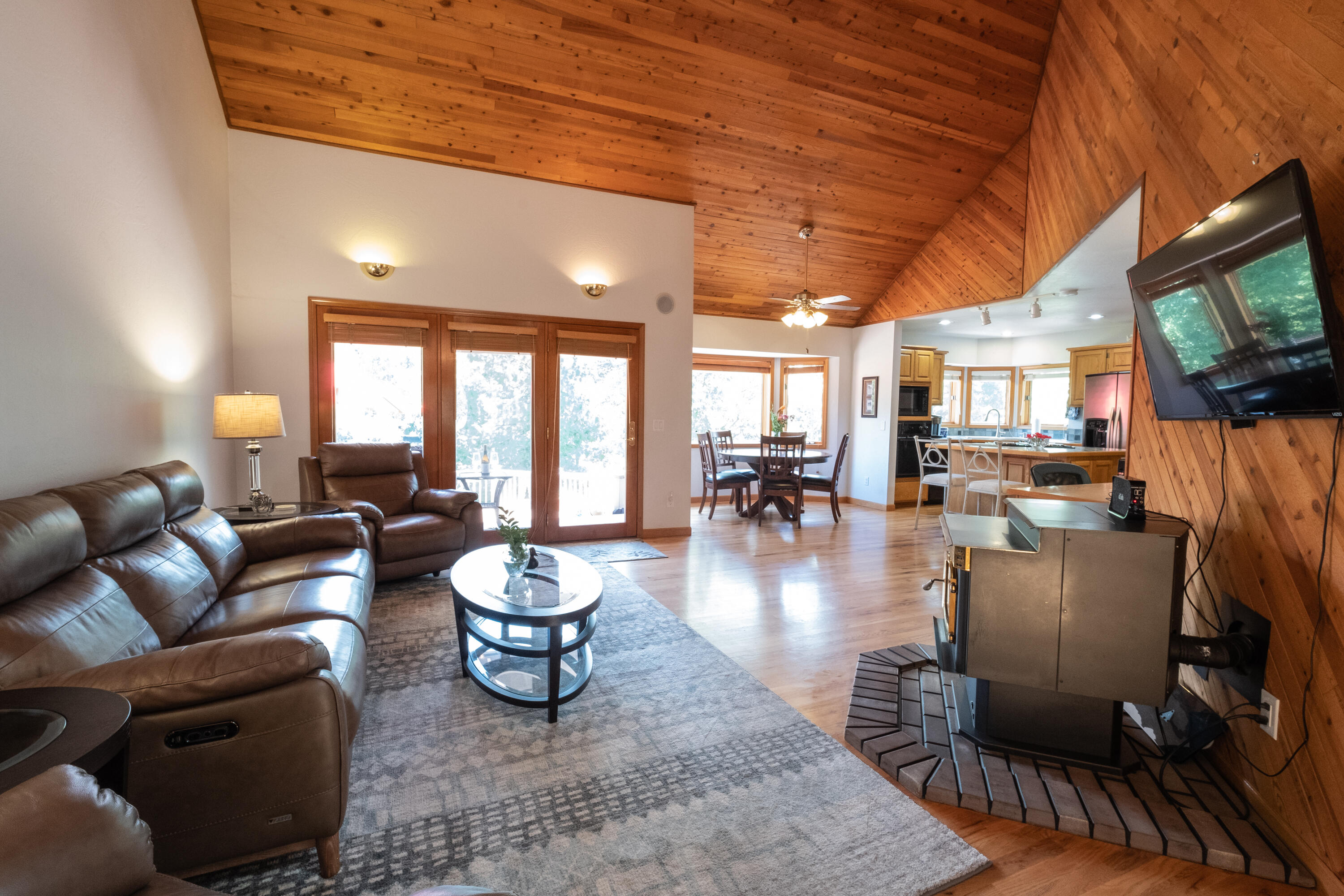 243 Rene Drive Shady Cove, OR 97539 - Photo 12 of 72 Living Room