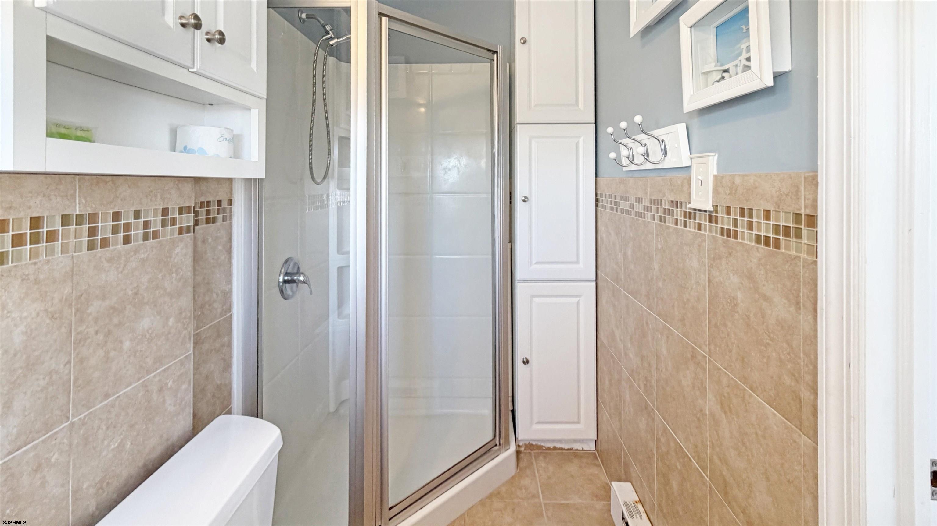 807 East 8th Street, Unit 511 Ocean City, NJ 08226 - Photo 9 of 12 a bathroom with a toilet and shower