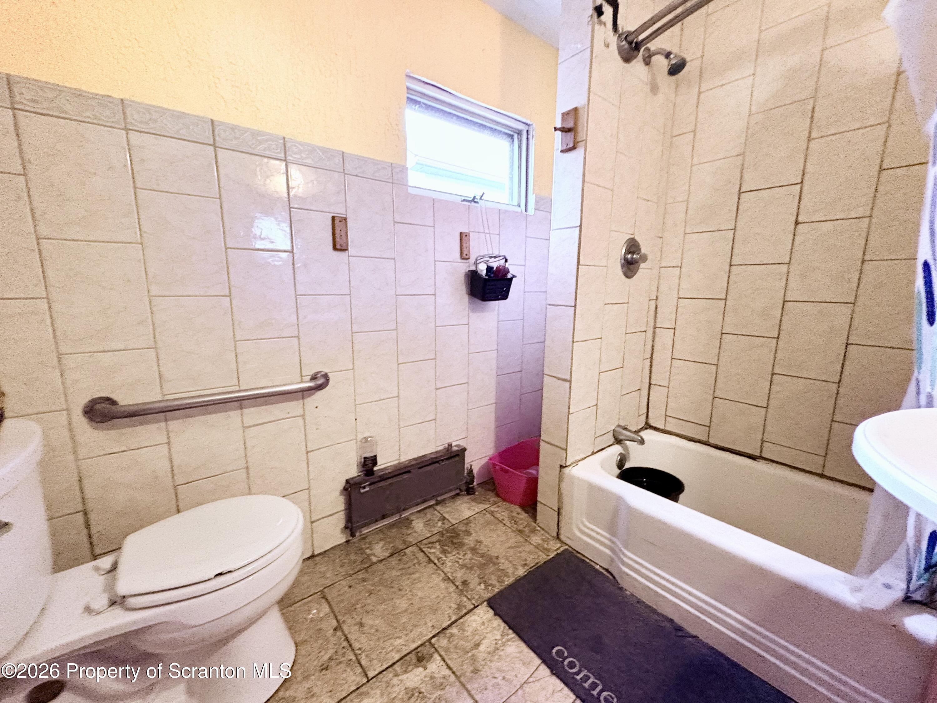 514 Brook Street Scranton, PA 18505 - Photo 15 of 15 Full Bathroom