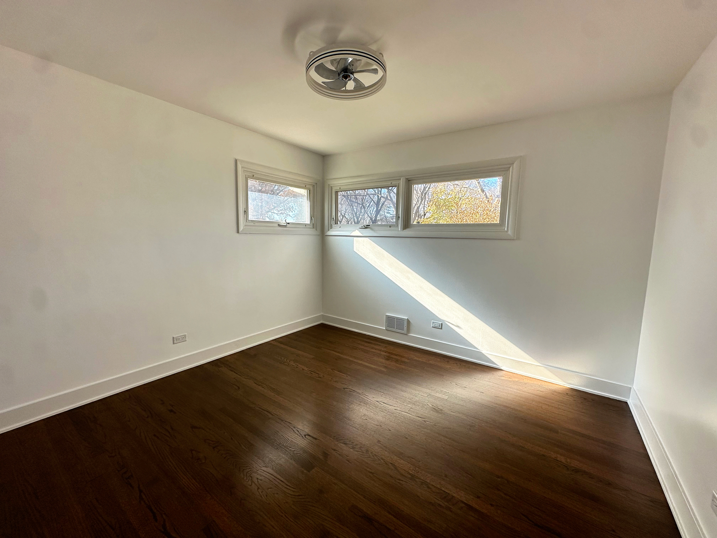 909 South Emerson Street Mount Prospect, IL 60056 - Photo 20 of 45 an empty room with wooden floor and windows