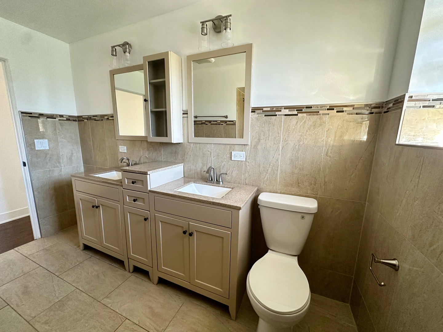 909 South Emerson Street Mount Prospect, IL 60056 - Photo 24 of 45 a bathroom with a toilet sink and mirror