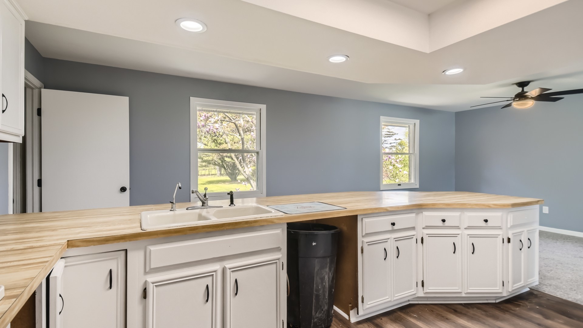 16156 Weber Road Crest Hill, IL 60403 - Photo 13 of 39 a utility room with a sink washer and dryer