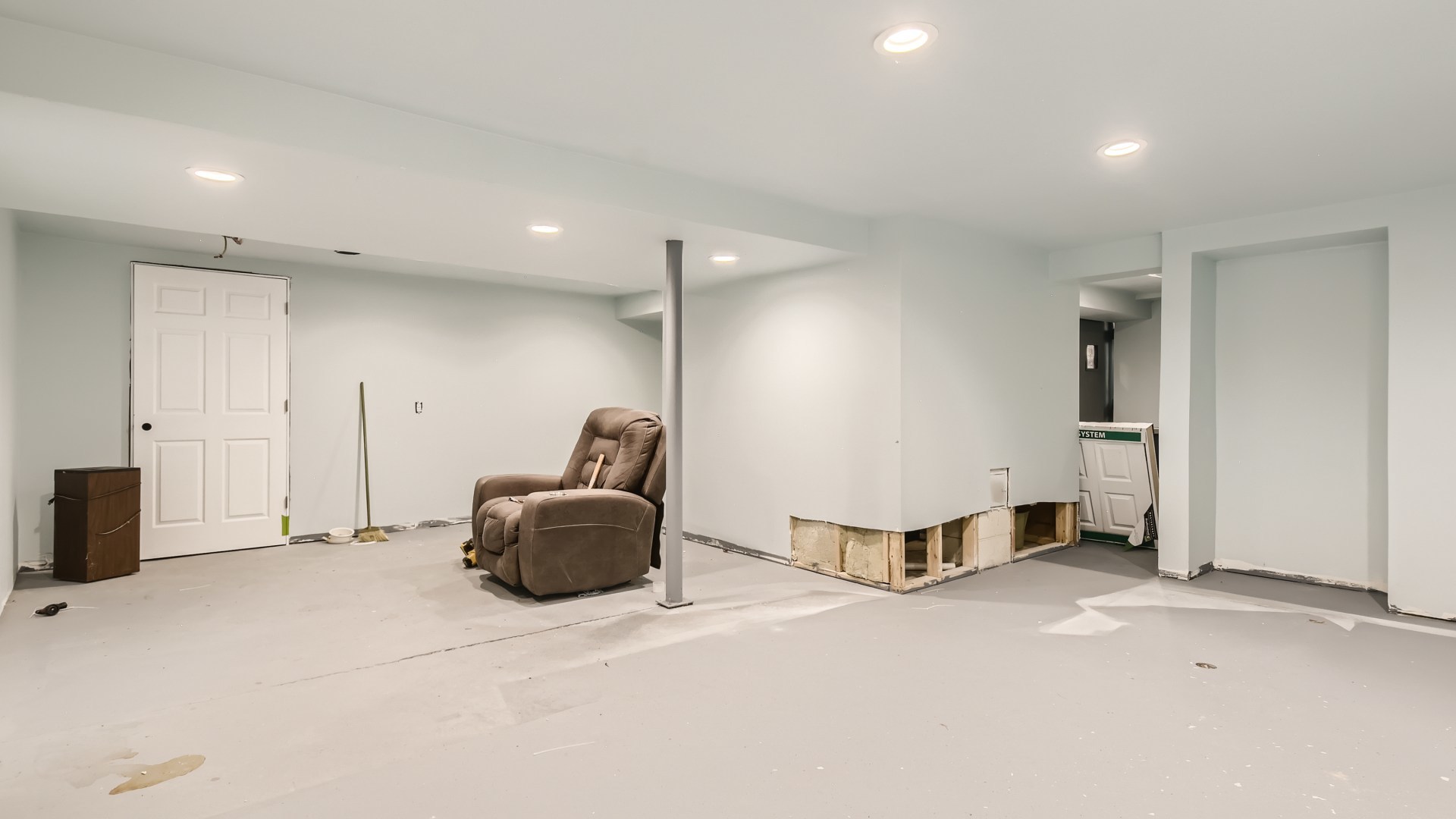 16156 Weber Road Crest Hill, IL 60403 - Photo 34 of 39 a living room with furniture gym equipment and a chandelier