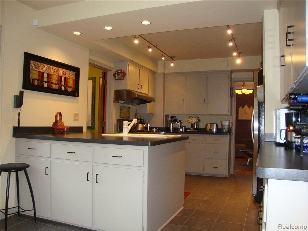 43 Cambridge Boulevard Pleasant Ridge, MI 48069 - Photo 11 of 25 Kitchen