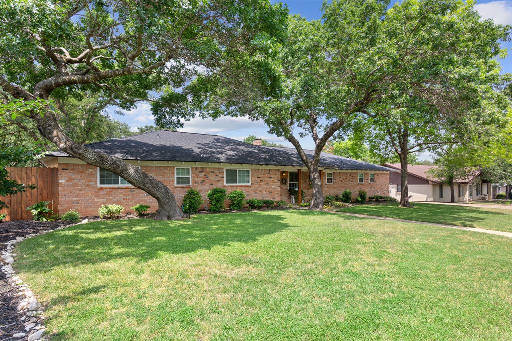 7844 Fairway Road Woodway, TX 76712 - Photo 2 of 37