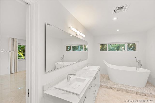 $1,900,000 | 7161 East Lago Drive, Coral Gables, FL 33143