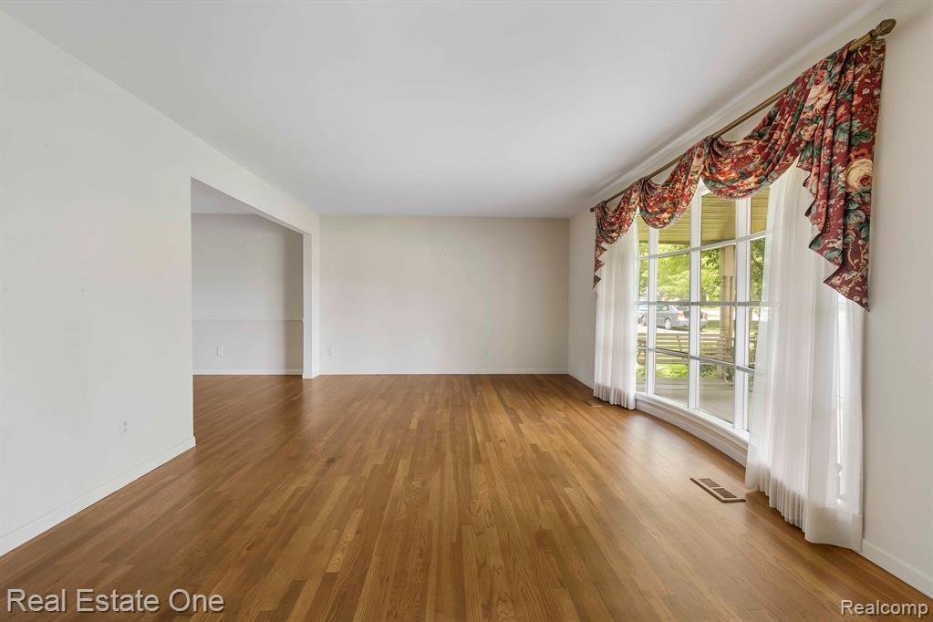 53431 Shelby Road Shelby, MI 48316 - Photo 4 of 26