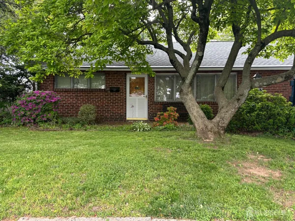 a view of a house with backyard and garden