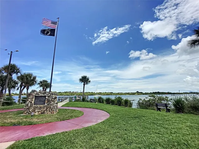 a view of a fountain in front of the house