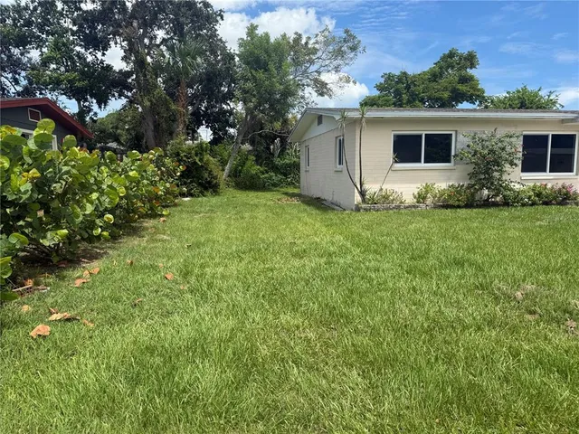 a view of a house with a backyard