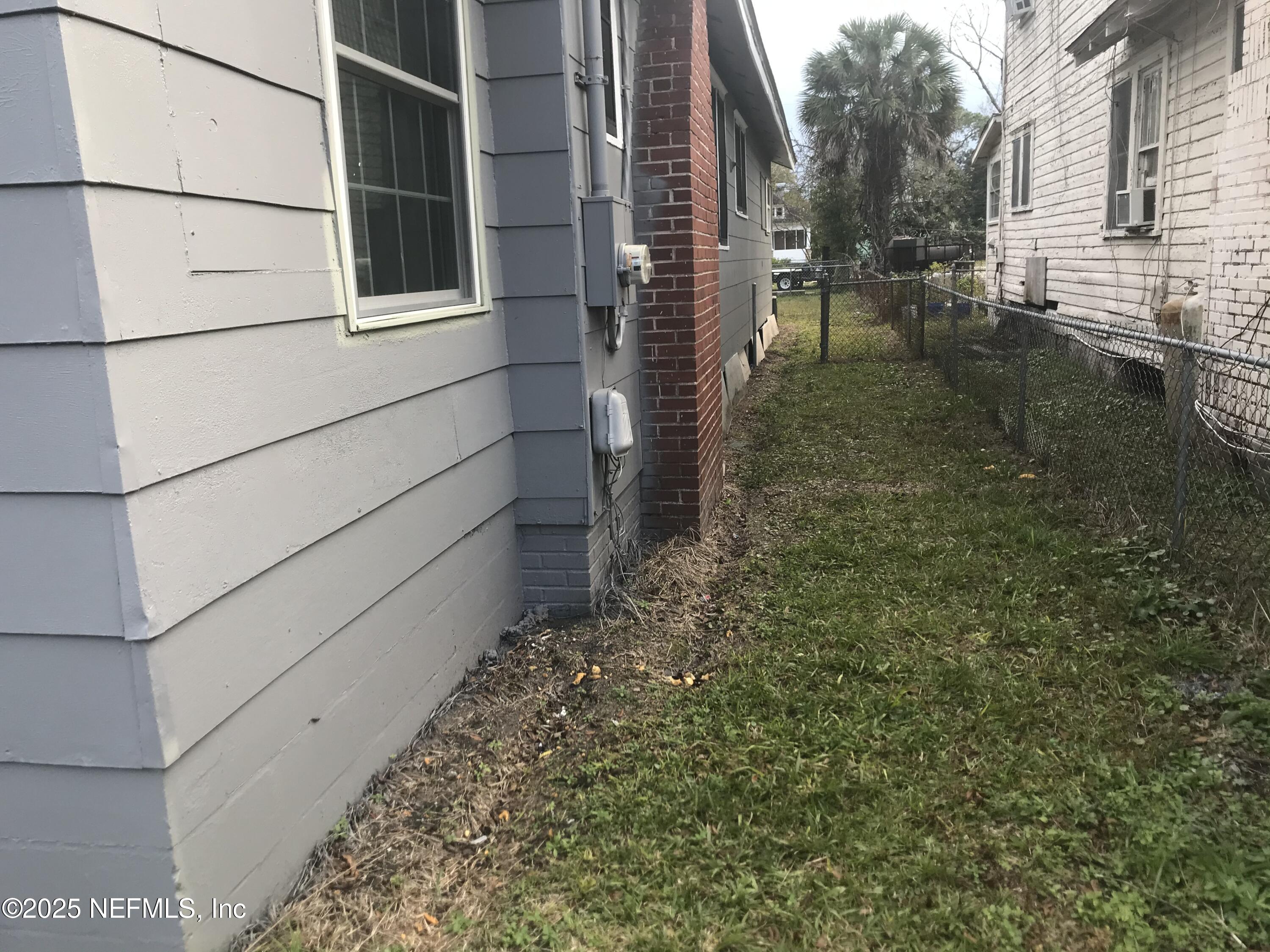 1322 Steele Street Jacksonville, FL 32209 - Photo 2 of 14 a backyard of a house