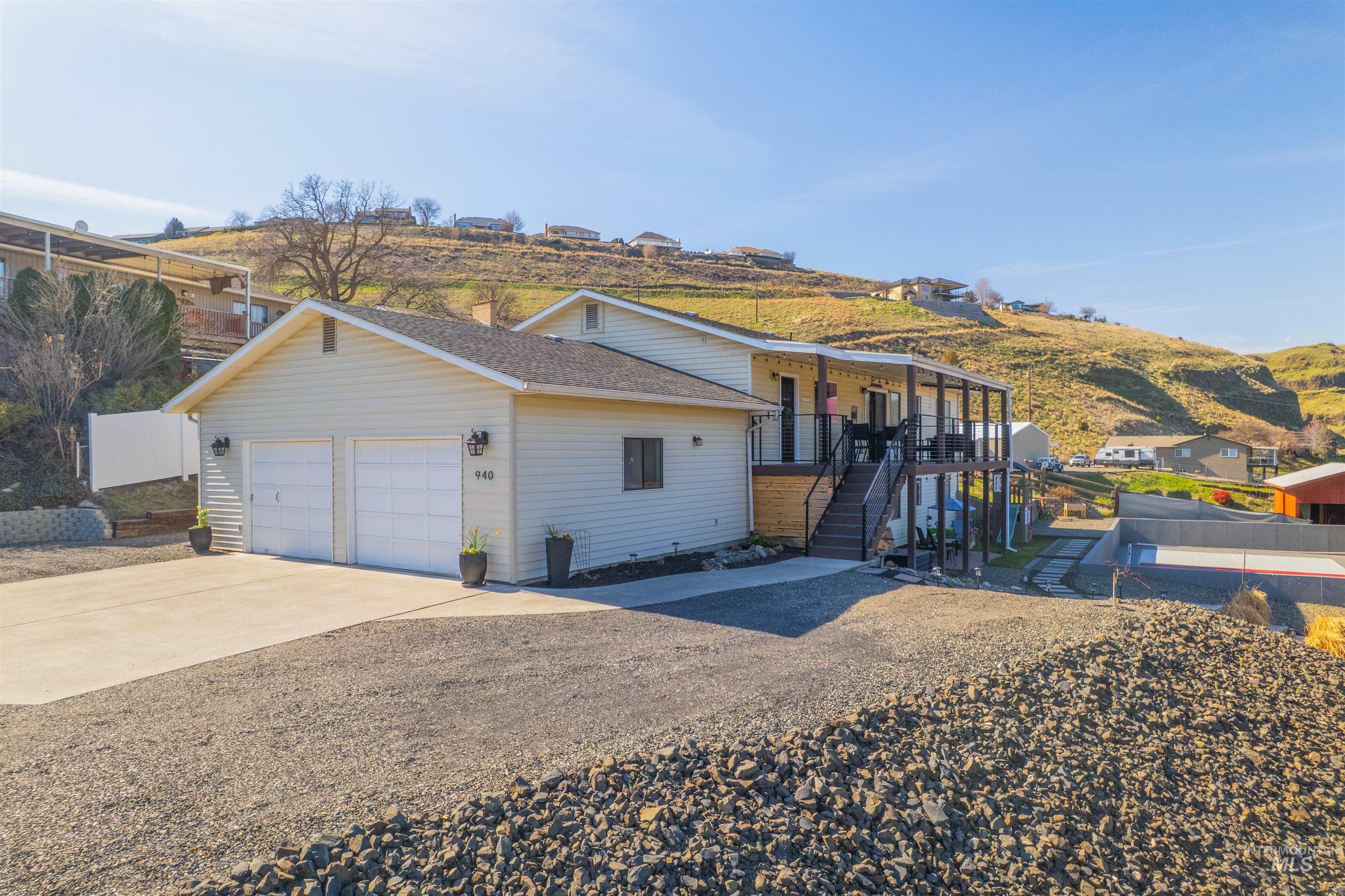 940 Coulter Lane Clarkston, WA 99403 - Photo 3 of 47 View of front facade featuring driveway, a garage, and a shingled roof