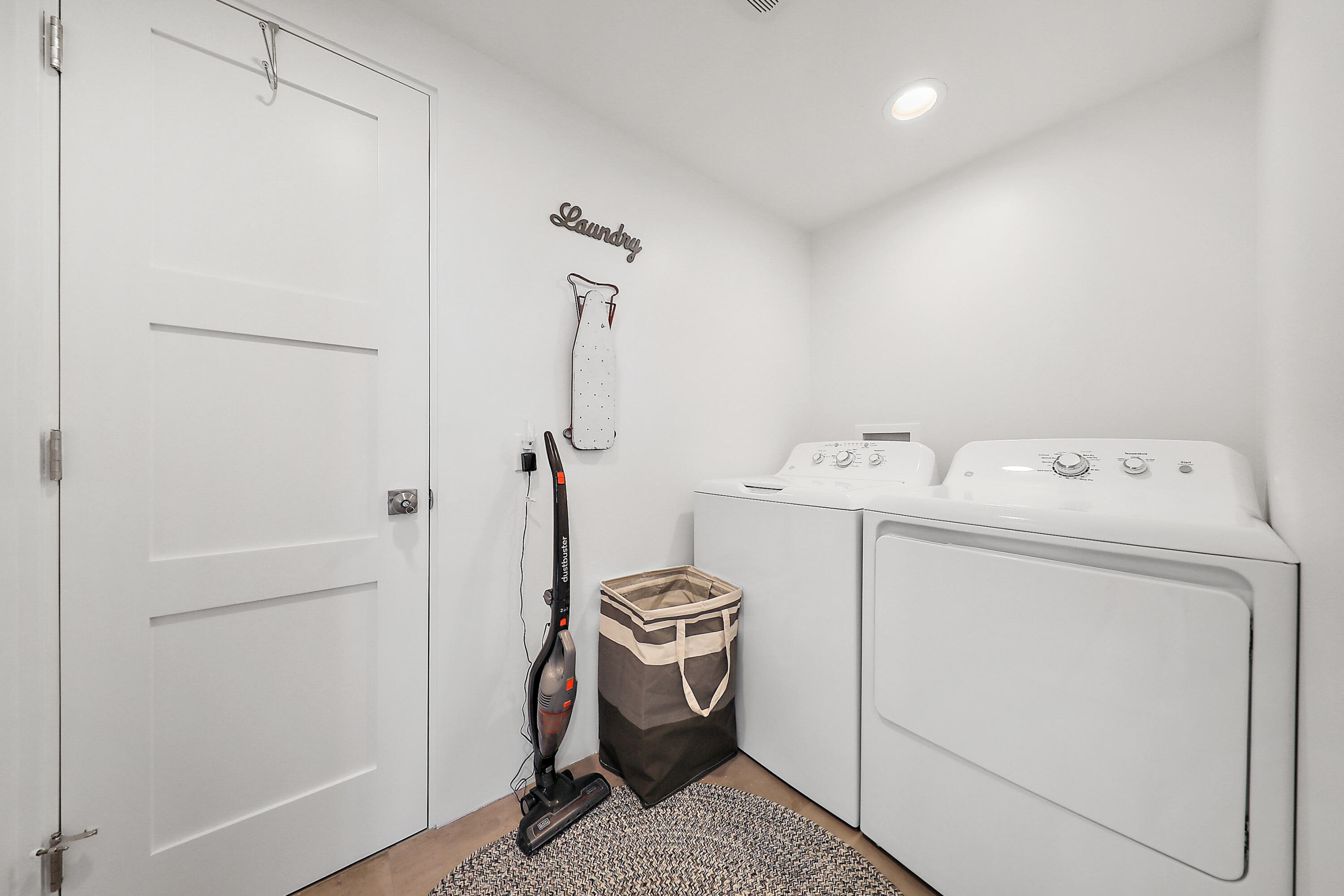 71350 Halgar Road Rancho Mirage, CA 92270 - Photo 19 of 33 a utility room with dryer and washer