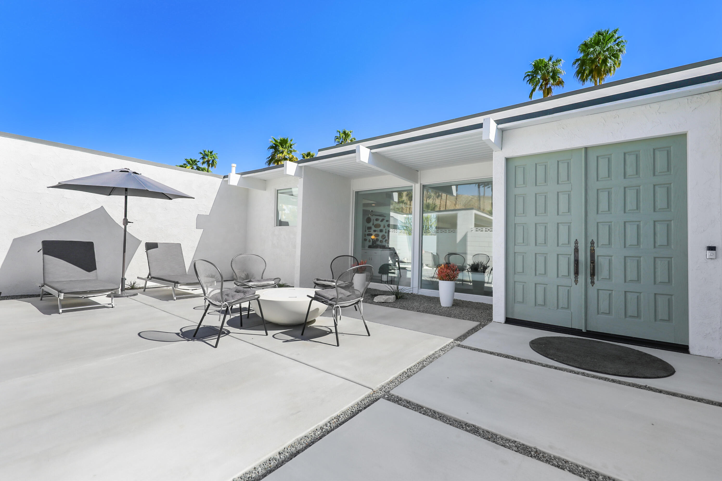 71350 Halgar Road Rancho Mirage, CA 92270 - Photo 9 of 33 a living room with furniture