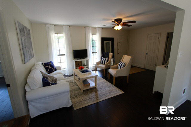 11 Azalea Court Fairhope, AL 36532 - Photo 5 of 17 Living Room