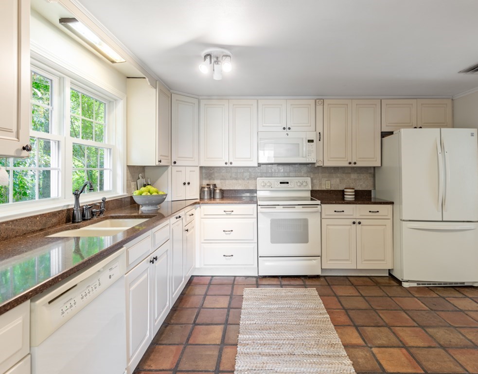46 Meadowbrook Road Bedford, MA 01730 - Photo 8 of 29 Gallery Image 8