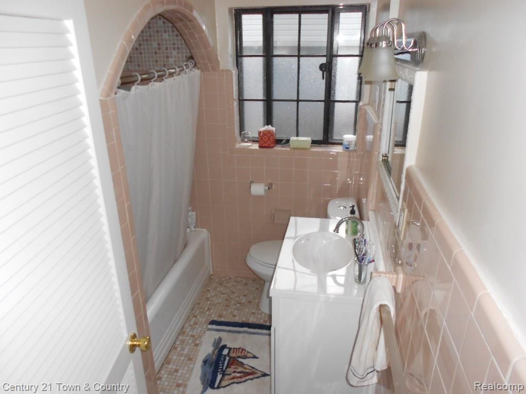 624 Barrington Road Grosse Pointe, MI 48230 - Photo 15 of 21