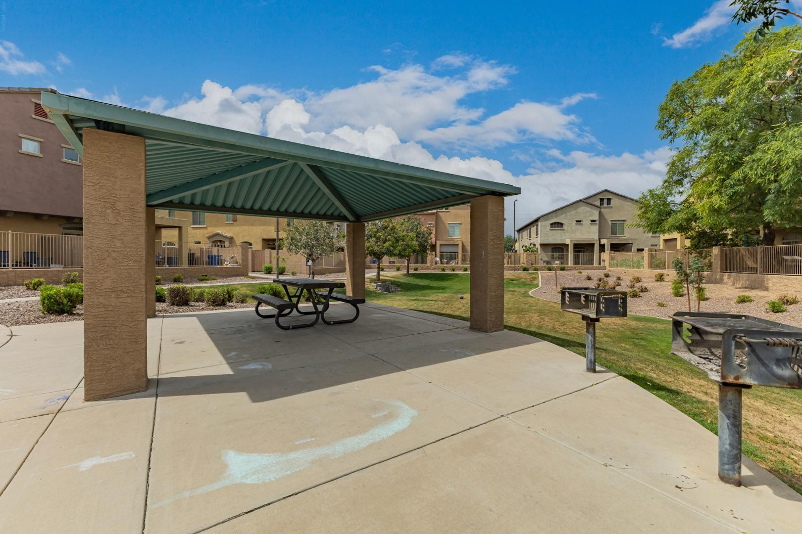 1350 South Greenfield Road, Unit 2205 Mesa, AZ 85206 - Photo 32 of 42 a view of a patio with table and chairs under an umbrella