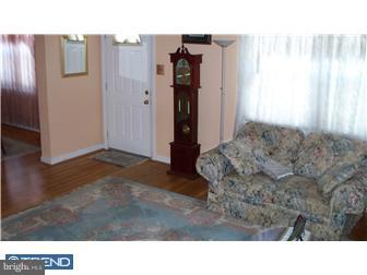 72 Nield Road Springfield, PA 19064 - Photo 4 of 12 Living Room