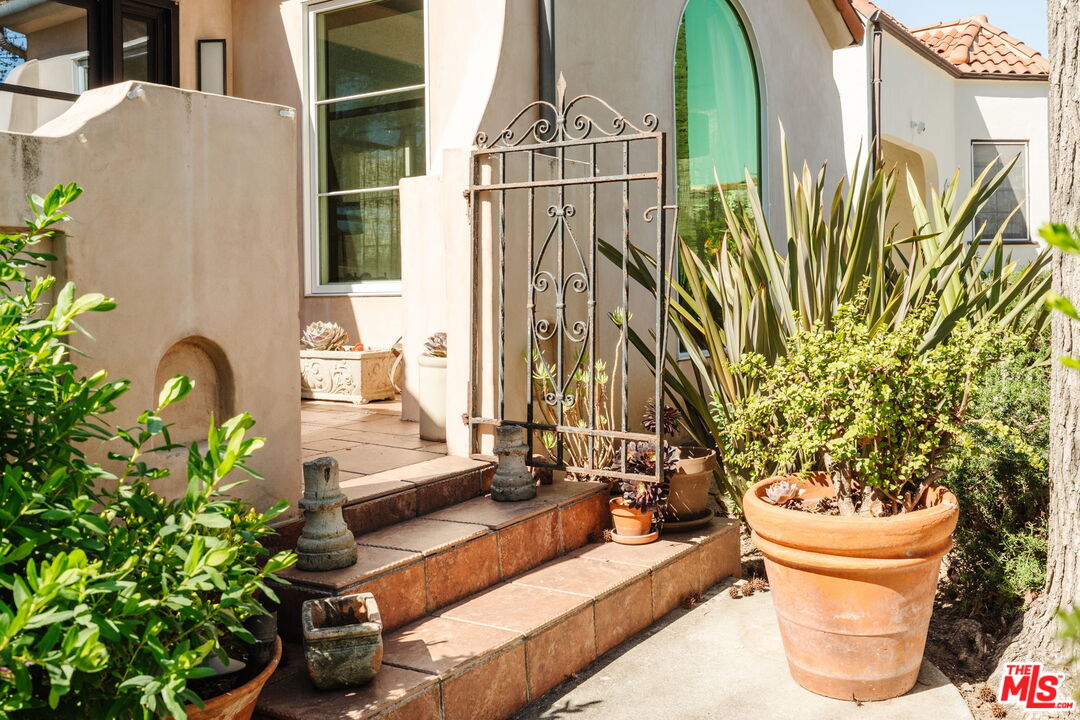 1633 Hi Point Street Los Angeles, CA 90035 - Photo 3 of 60