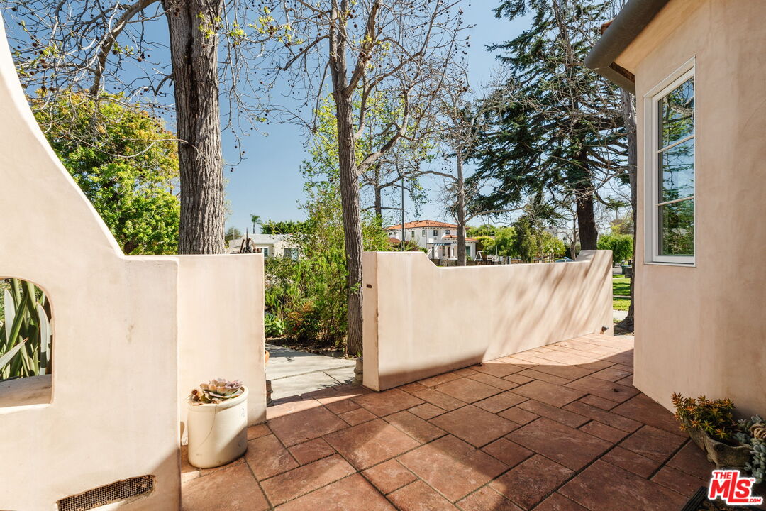 1633 Hi Point Street Los Angeles, CA 90035 - Photo 4 of 60