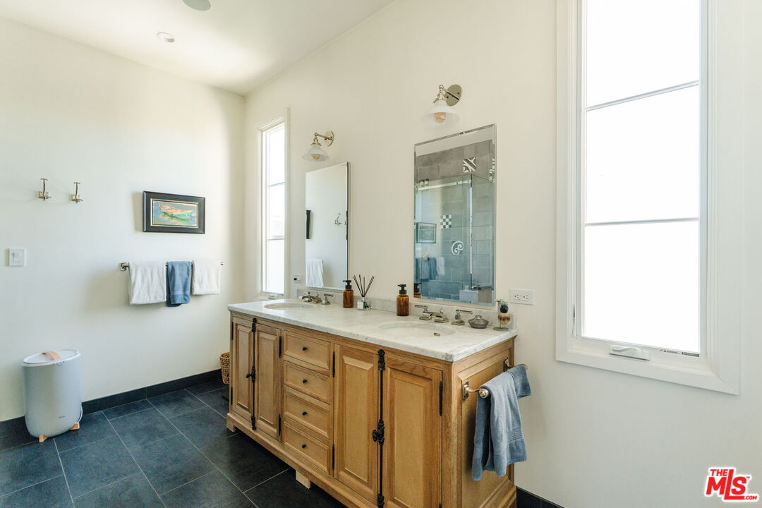 1633 Hi Point Street Los Angeles, CA 90035 - Photo 45 of 60