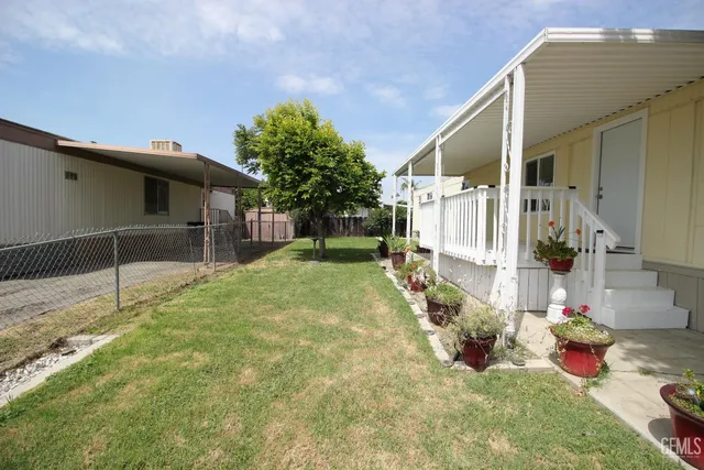 a view of backyard of the house