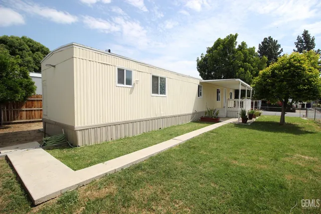 a view of a back yard of the house