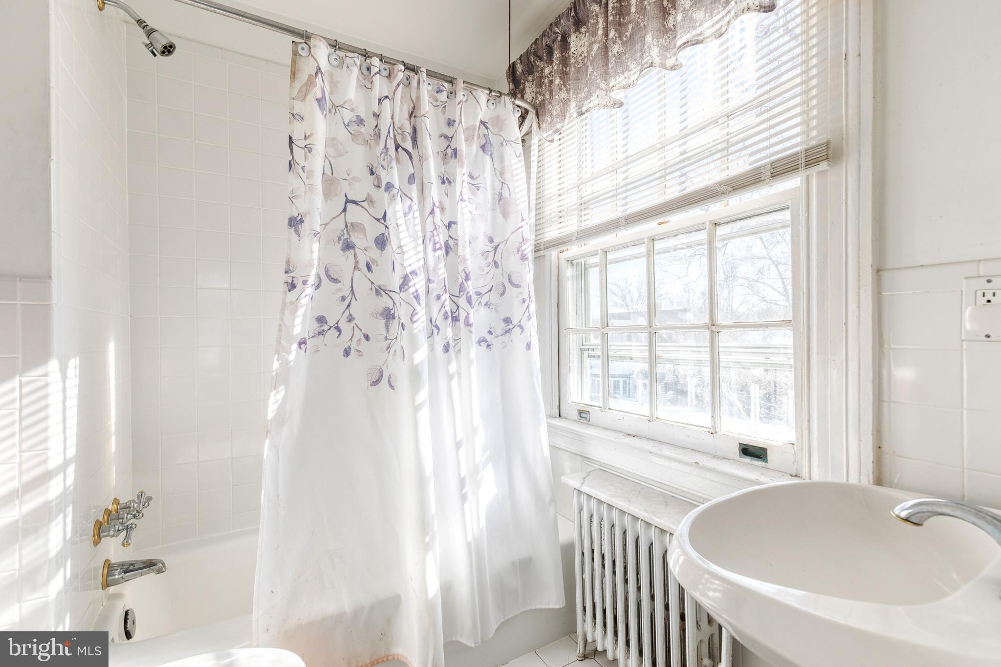 304 Tunbridge Road Baltimore, MD 21212 - Photo 23 of 37 Primary bathroom