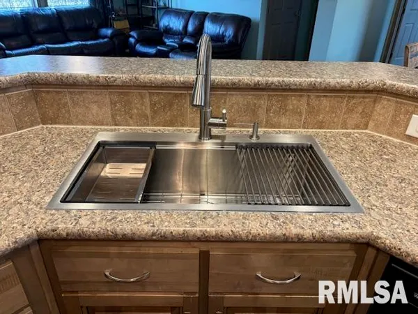 $169,900 | 207 West Grand Avenue, Modesto, IL 62667