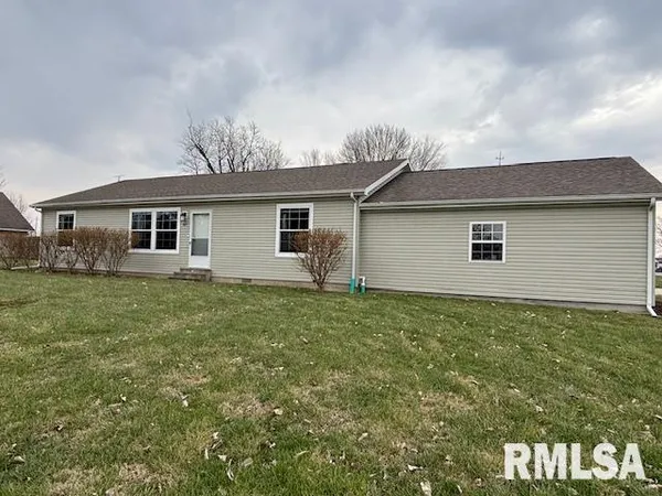 $169,900 | 207 West Grand Avenue, Modesto, IL 62667