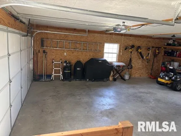 $169,900 | 207 West Grand Avenue, Modesto, IL 62667