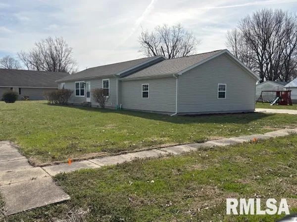 $169,900 | 207 West Grand Avenue, Modesto, IL 62667