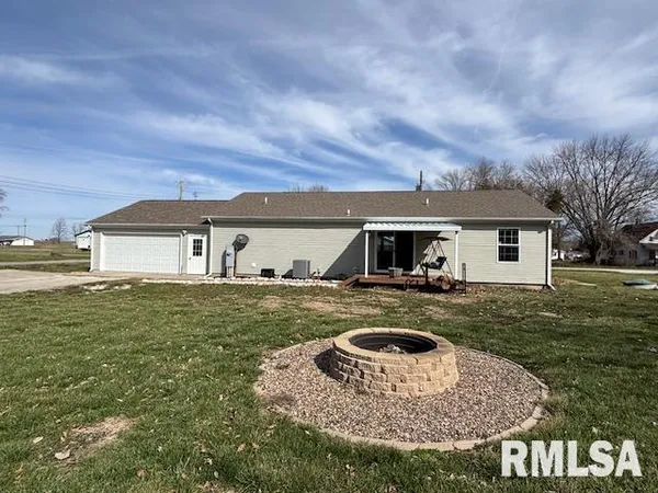 $169,900 | 207 West Grand Avenue, Modesto, IL 62667