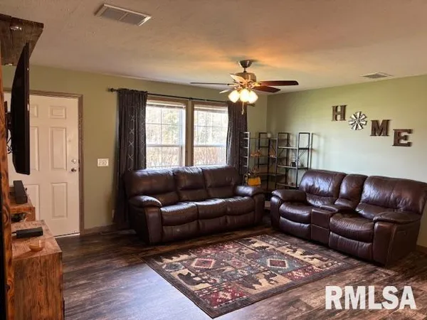 $169,900 | 207 West Grand Avenue, Modesto, IL 62667