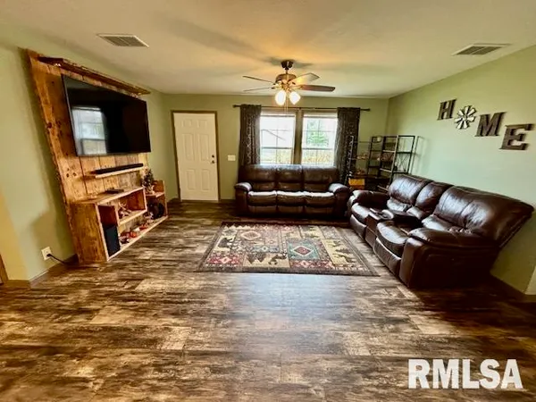 $169,900 | 207 West Grand Avenue, Modesto, IL 62667